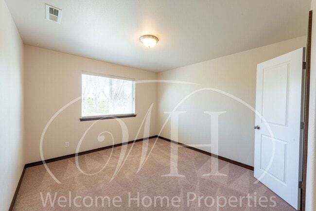 Building Photo - Newer Large Home in Great Neighborhood wit...