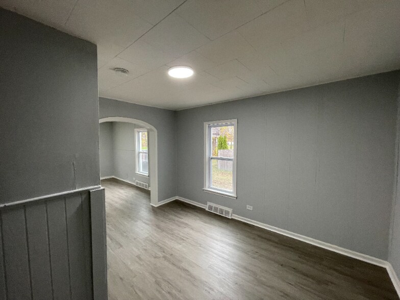 Building Photo - 407 W 23rd St