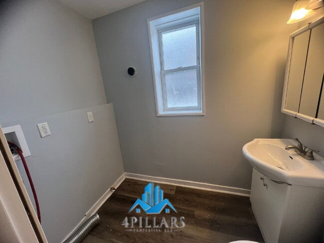 Building Photo - 1311 E Columbus Dr