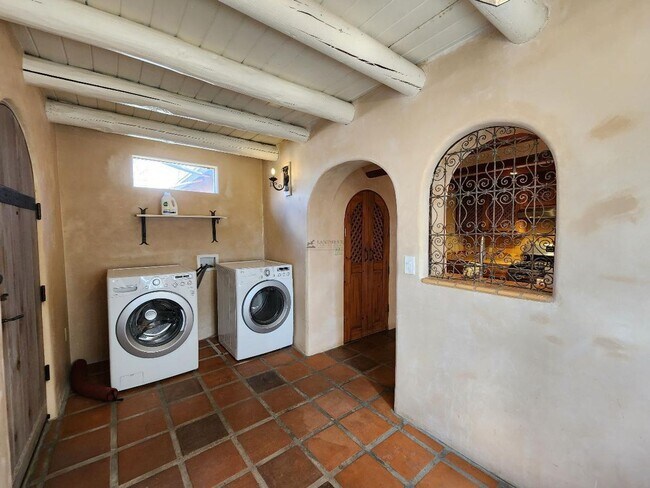 Building Photo - 1703A Jay St