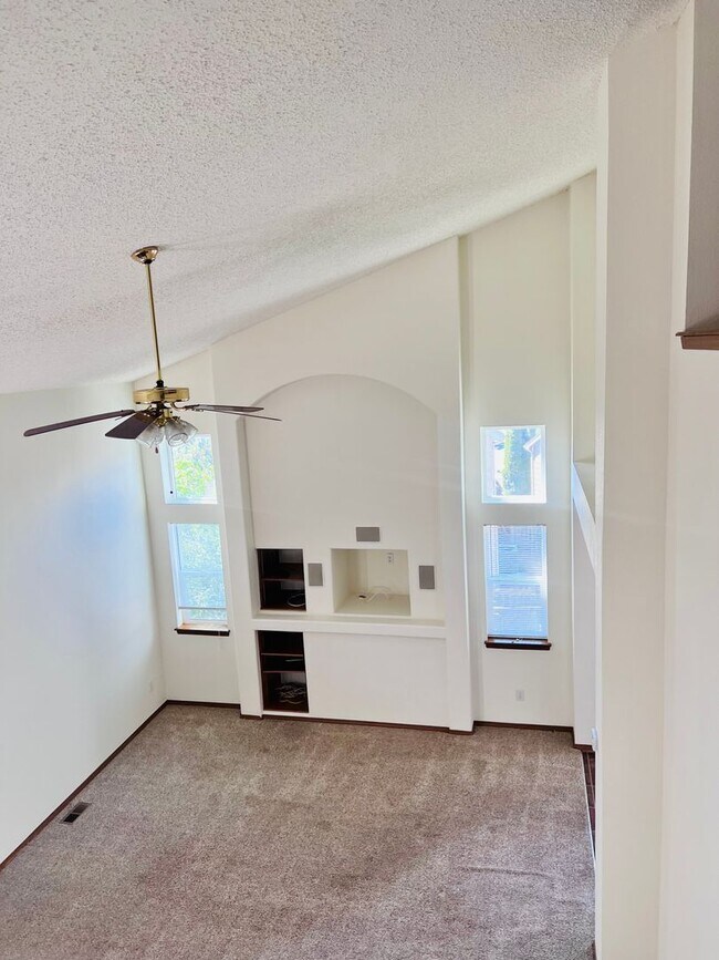 Building Photo - Single Family Home 3 bedroom 2.5 bath Unfi...