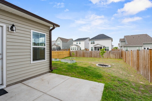 Building Photo - 837 Peony Ln