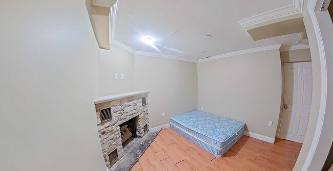 Building Photo - Large House with 2 Kitchens & 2 Living Rooms + Off-Street Parking! Available August 1st!