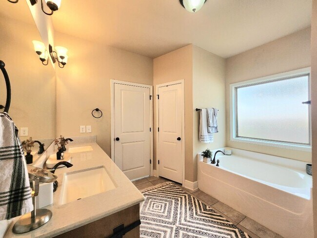 Building Photo - Discover Fine Living in this Captivating 3 Bed/2 Bath Home!