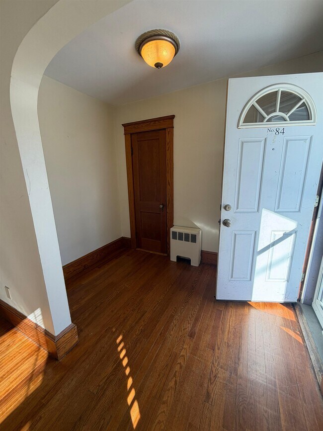 Building Photo - 84 Bowers St