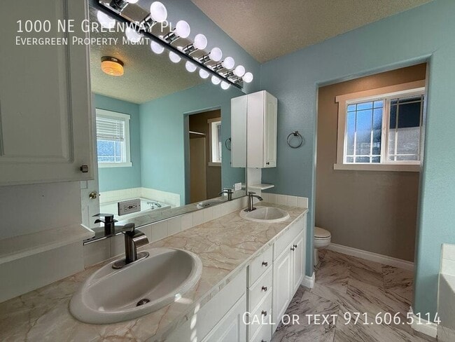 Building Photo - 1000 NE Greenway Pl