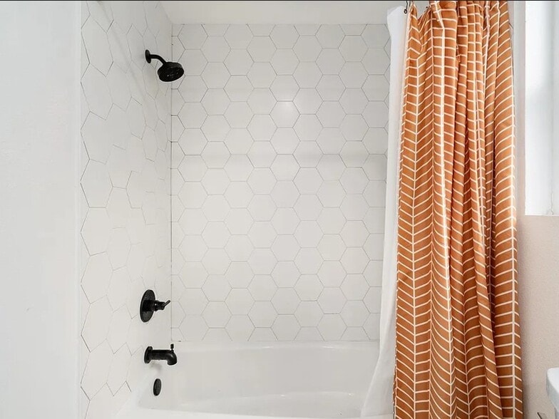 Shower/tub combo - 400 E 30th St