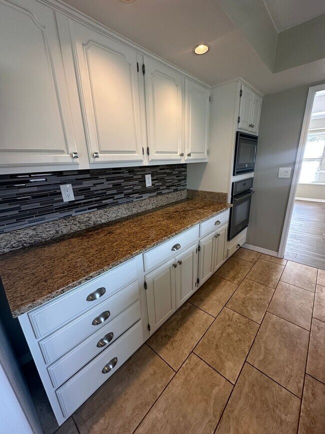 Building Photo - Great Location, Near St. John's River, Bea...