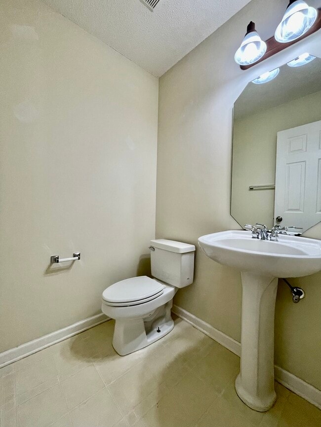 Building Photo - 806 Northwood Hills Ave