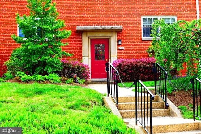 Building Photo - 832 S Greenbrier St