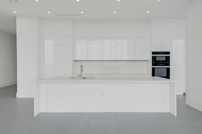 Building Photo - 220 Lake Shore Dr