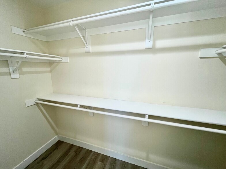 primary suite closet - 16619 Yukon Ave