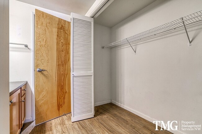 Building Photo - 2 Bed 2 Bath Downtown 3rd Floor Condo Wate...