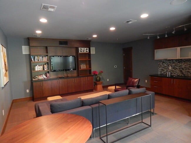 Building Photo - 1 bd 1 bath close to UW.  Water/Sewer/Garbage/Parking/Storage included