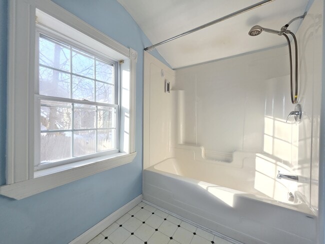 Building Photo - 208 Grove St