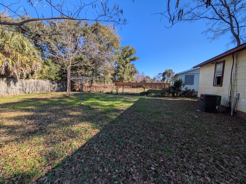 Building Photo - 1600 Damon St