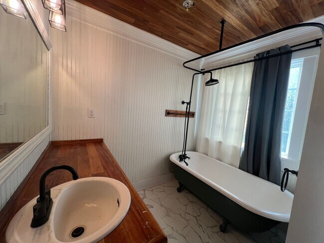 Building Photo - Southern Charm