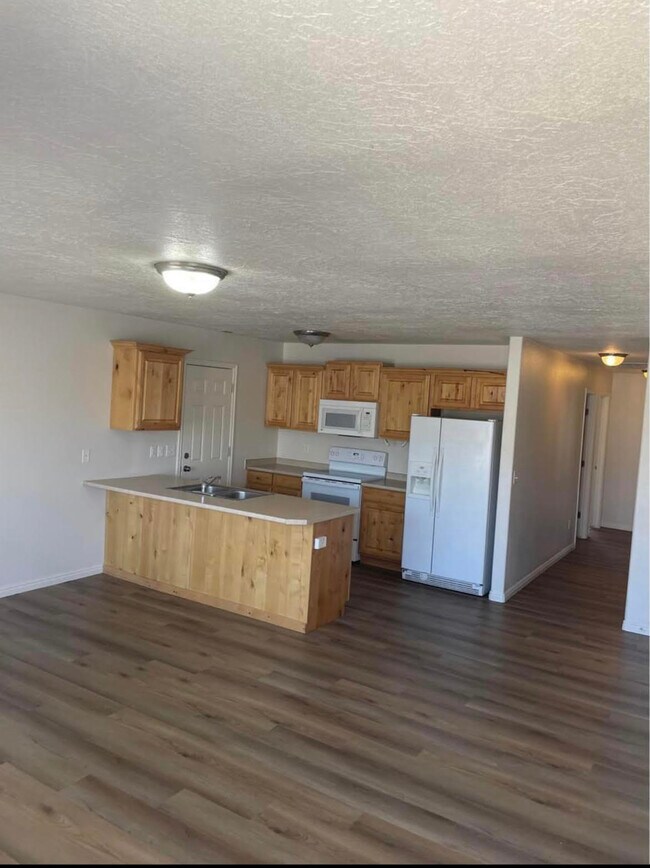 Building Photo - 1260 N 650 W