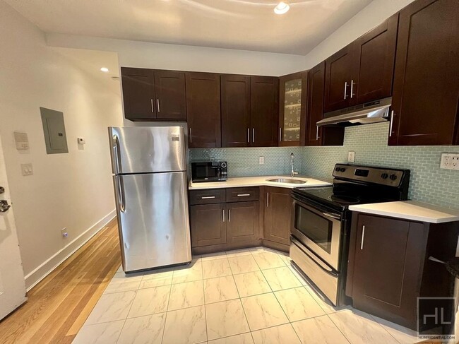 Building Photo - 2BR 1BA Top Floor 1901 Brownstone Original...