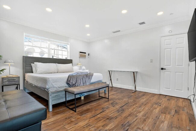 Building Photo - 2365 NE 195th St