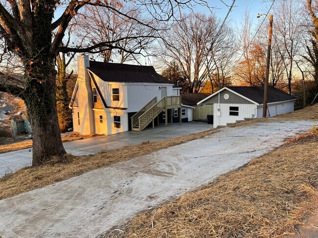 Building Photo - 202 E Columbia Ave