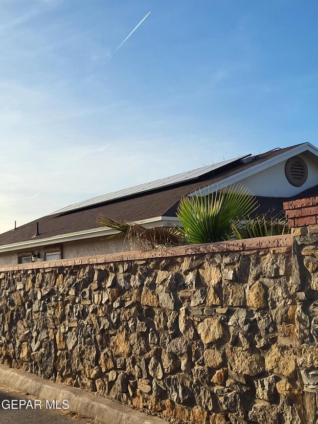 Building Photo - 1733 Shreya St