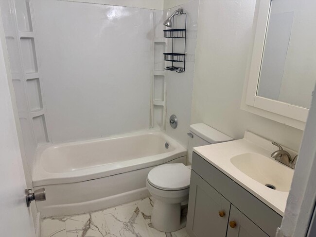 Building Photo - 1506 Crestview Dr