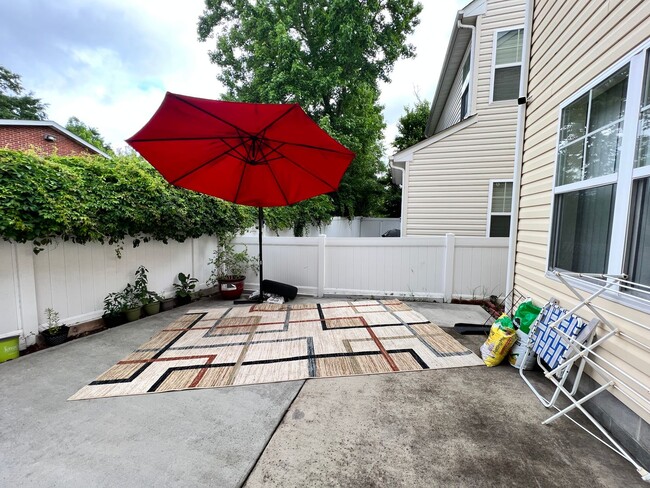 Building Photo - 3 bedroom home in sought after Whitaker Pl...
