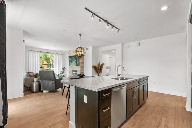 Building Photo - 4803 N Woodmere Fairway
