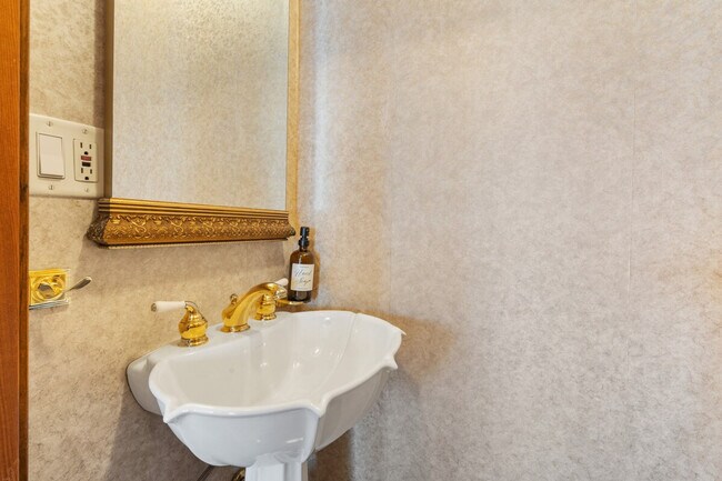 Building Photo - 10507 Rainier Ave S