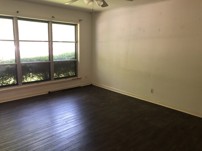 Building Photo - *3/2*SOUTHERN HILLS/SOUTHWOOD*FRESH PAINT*
