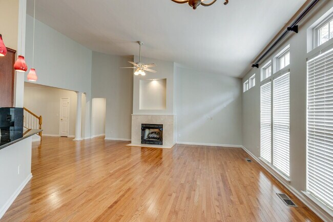 Building Photo - Luxury, Location, and Lifestyle on Rolling...