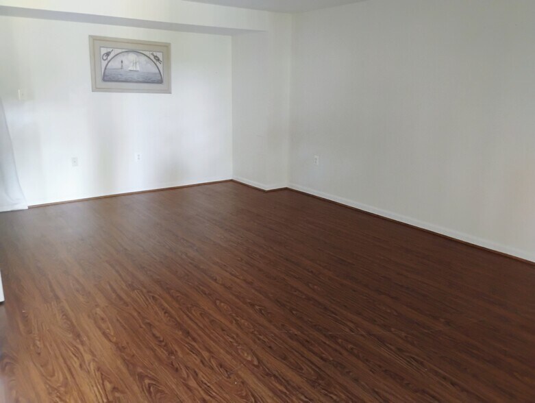 Building Photo - 825 Ferndale Ter NE