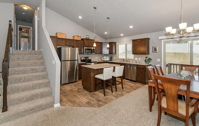 Building Photo - AVAILABLE NOW!