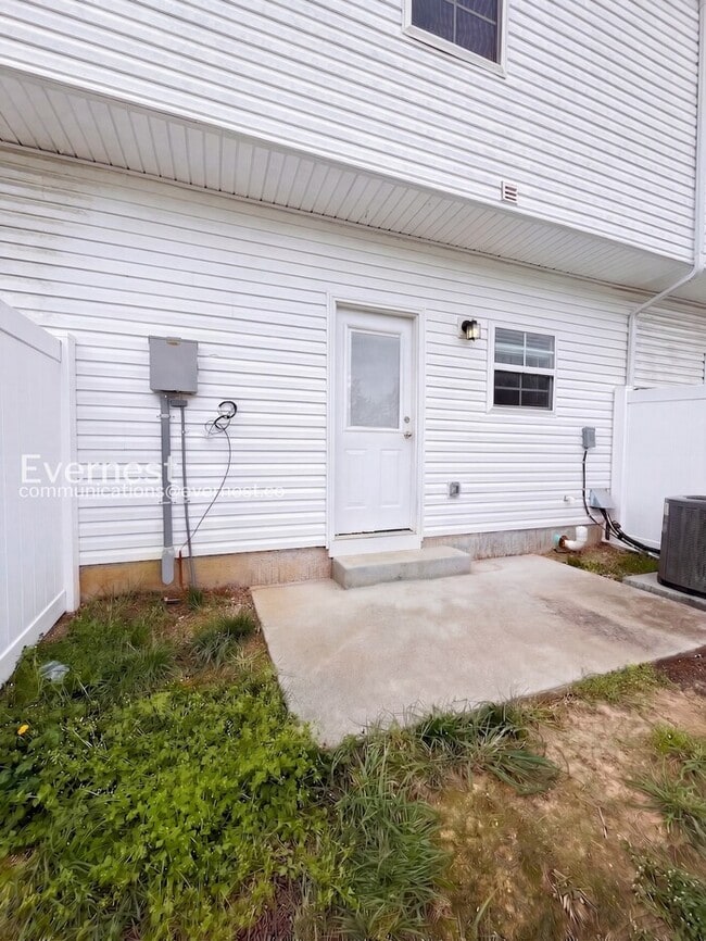 Building Photo - 215 Tara Ct