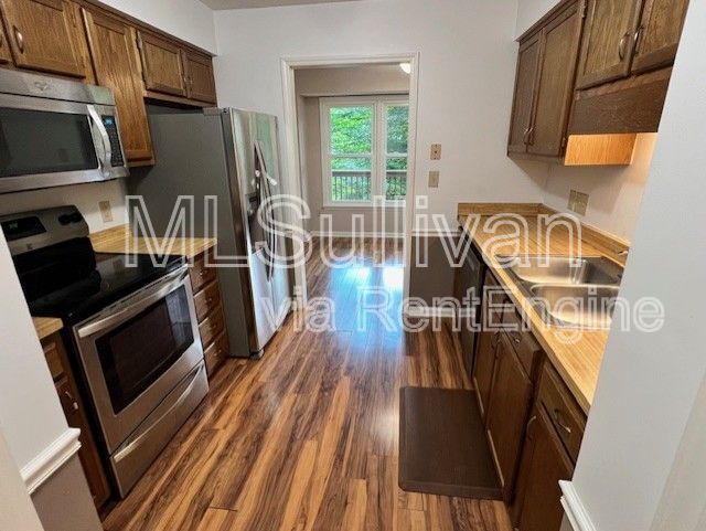 Building Photo - 105 Weathersfield Dr