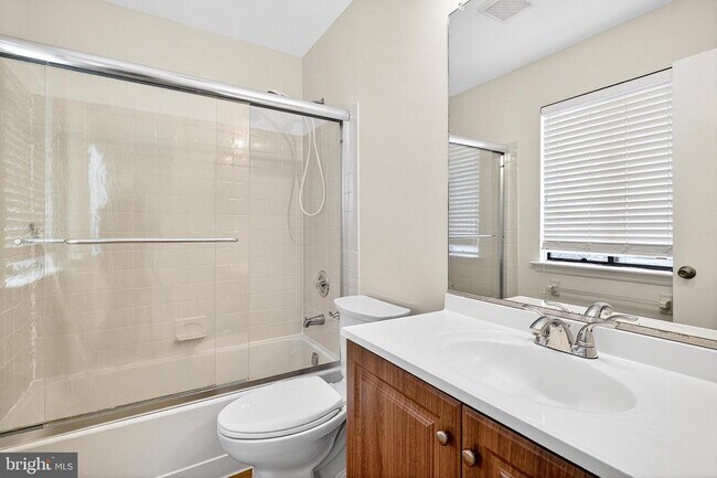 Building Photo - 70 Hampshire Dr