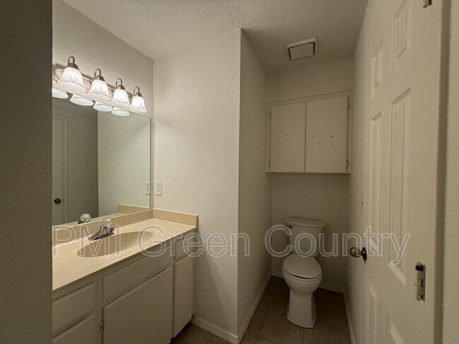 Building Photo - 6028 S 90th E Pl