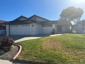 Building Photo - Beautiful golf course home!