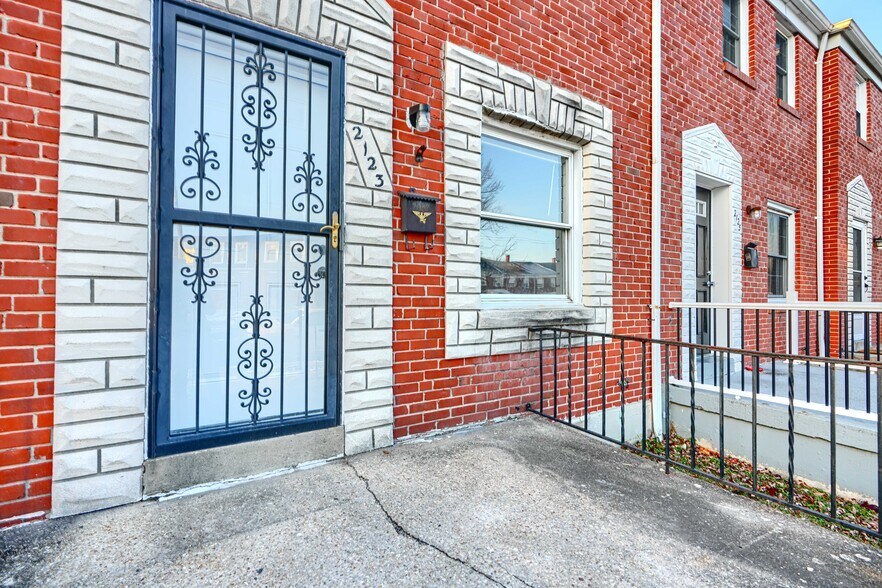 Building Photo - 2123 Graythorn Rd