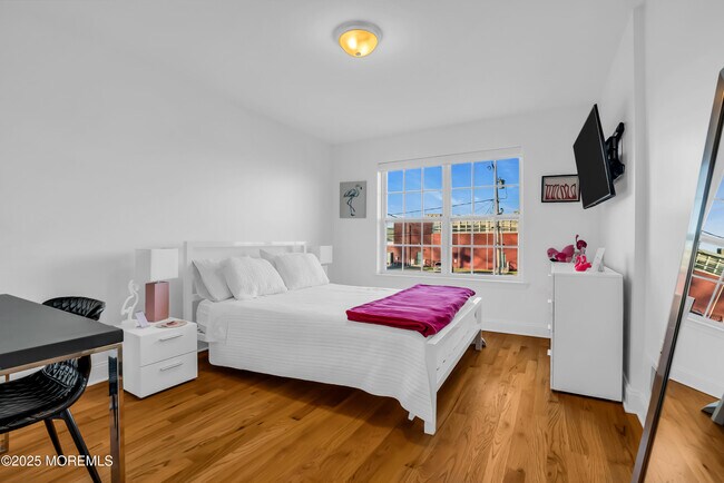 Building Photo - 132 Chelton Ave