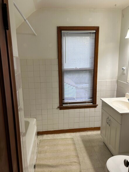 Upper unit bathroom - 1202 Buchanan St NE