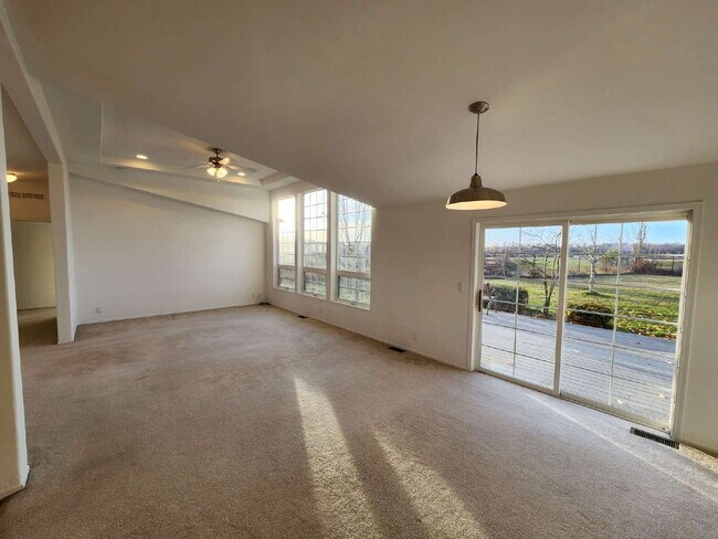 Building Photo - 3 bed 2 bath 2 car garage w/ great views i...