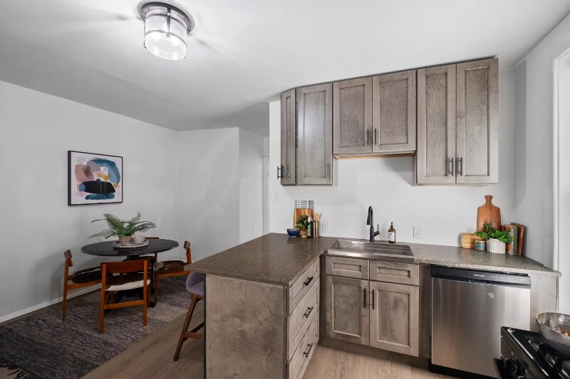 Building Photo - 1315 Hampton Ave