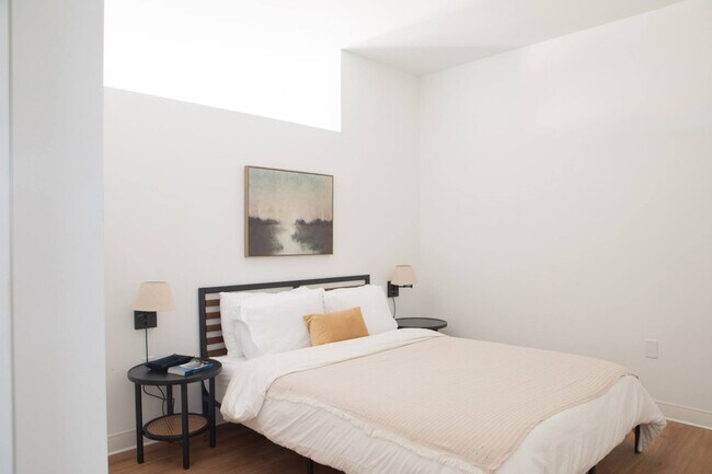 Building Photo - 1237 N Van Buren St