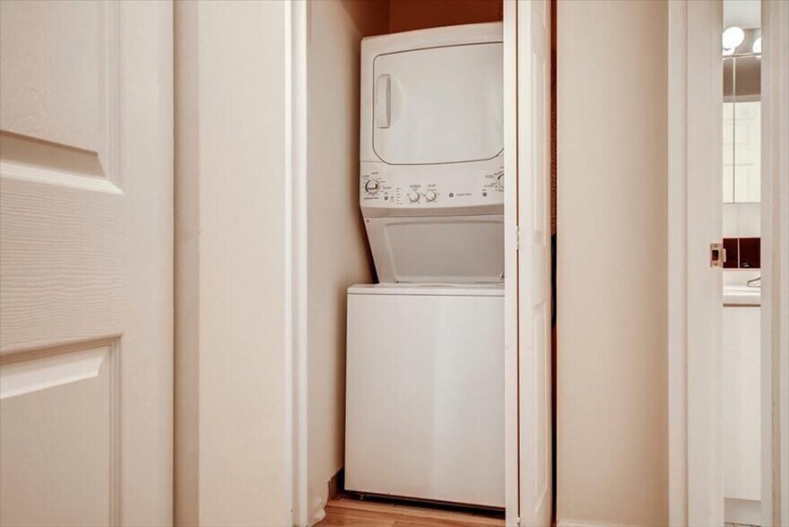 Building Photo - 330 River St