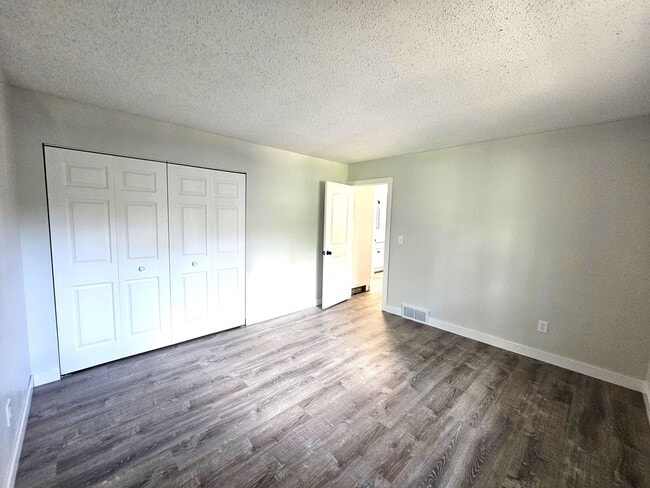 Building Photo - Newly Remodeled 2 Bedroom, 1 Bath — Pet Fr...