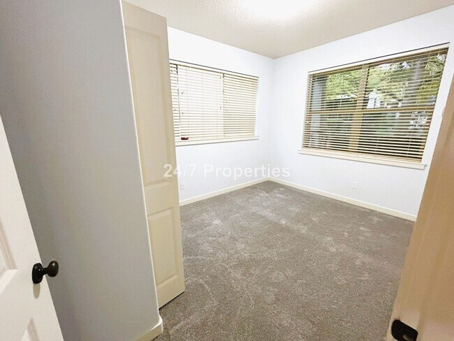 Building Photo - Updated 2 BD | 1 BA Condo with Amenities - Arbor Crossing