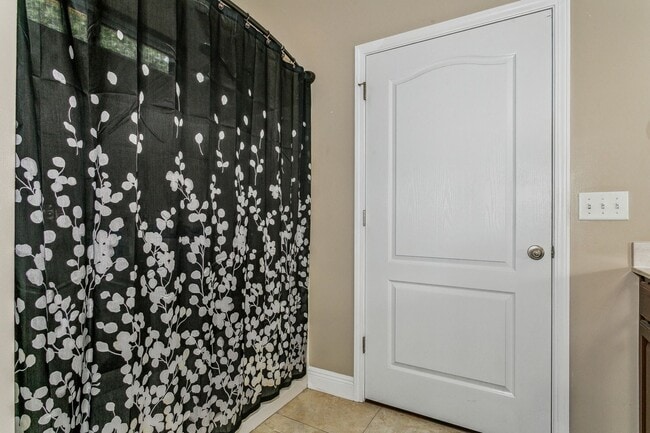 Building Photo - Four Bedroom with Outdoor Kitchen in Shalimar