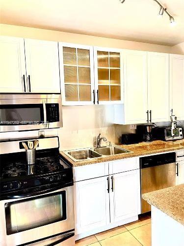 Building Photo - 717 NE 16th Ave